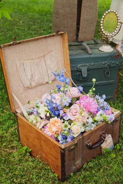 so pretty add flowers to a vintage suitcase