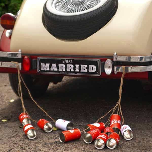 Tin cans to decorate wedding cars