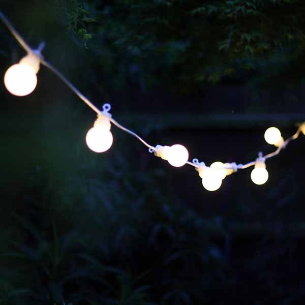 summer wedding decoration ideas globe festivaal lights hanging around venue