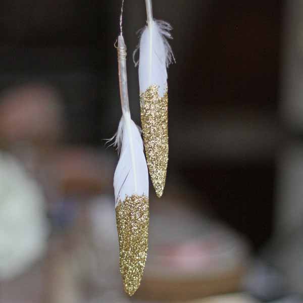 gold dipped feathers wedding decorations