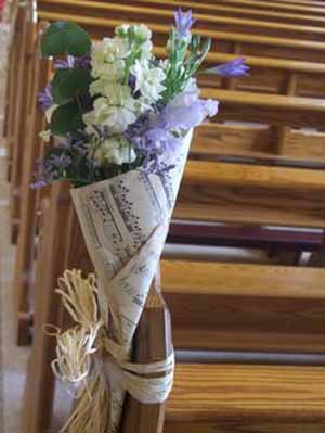 Church pew end and aisle decoration ideas @theweddingfmydreams 