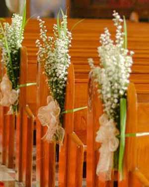 Church pew end and aisle decoration ideas @theweddingfmydreams 