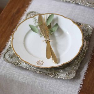 gold trays for place settings at wedding - metallic wedding ideas