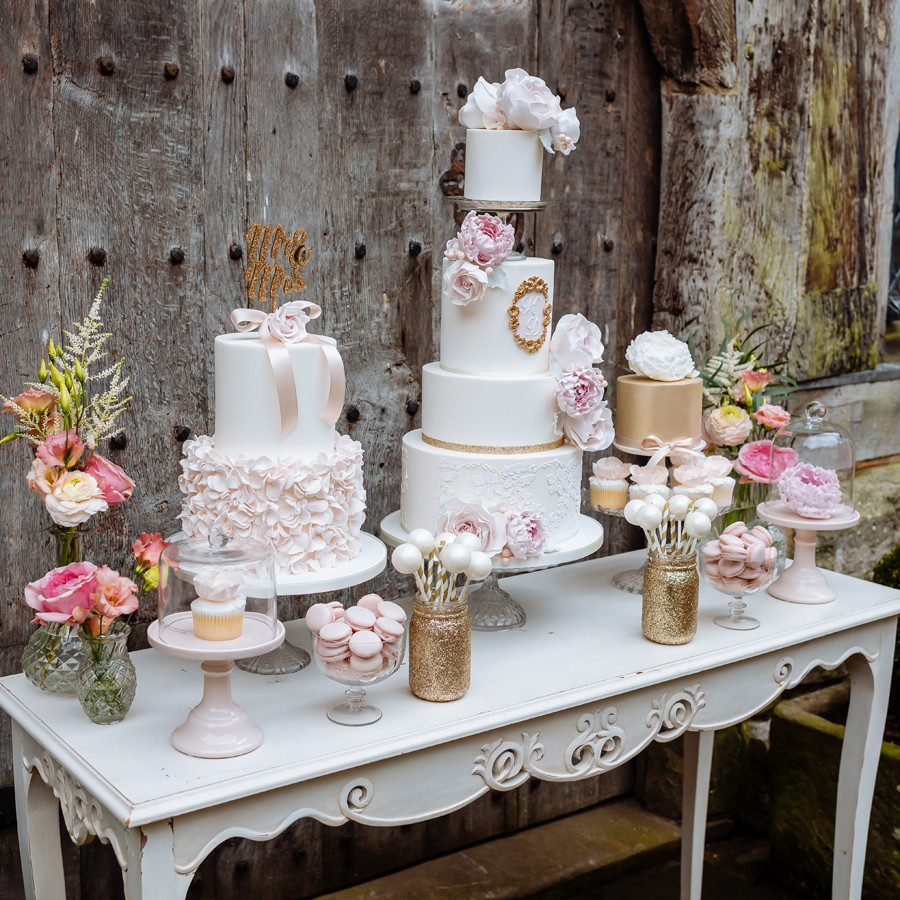 love-the-touches-of-gold-on-this-wedding-dessert-table-metallic-wedding-ideas