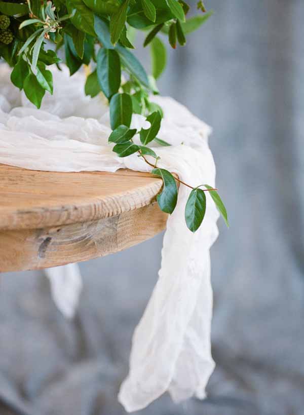 Beautiful white cotton table runners for weddings - creating rustic elegance (1)