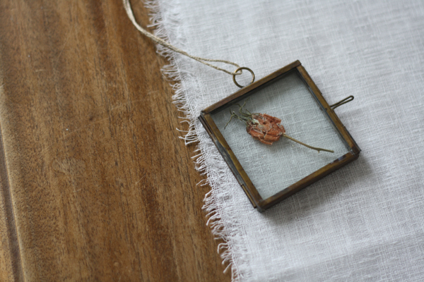 tiny frames for weddings pressed flower heads