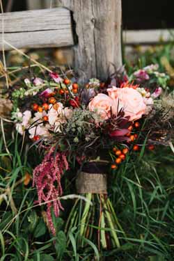 berry red and luxurious navy wedding colour scheme for autumn weddings 