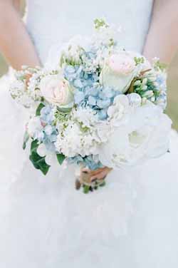 white blue and silver wedding decorations and ideas