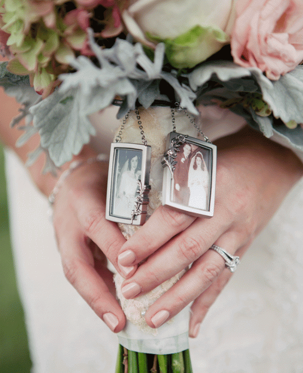 displaying photos at your wedding theknot-com-alexasphotography-com