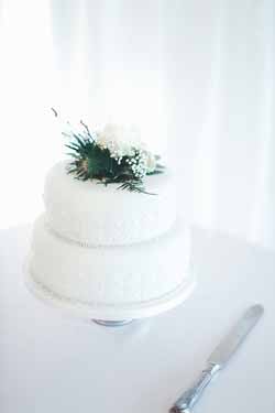 White winter wedding decorations and ideas