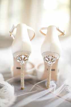 White winter wedding decorations and ideas