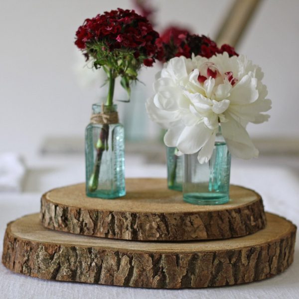 Our Favourite Wedding Centrepieces Under £15 available to buy online from @theweddingomd tree_slice_rustic_wedding_centrepiece_8_1024x1024