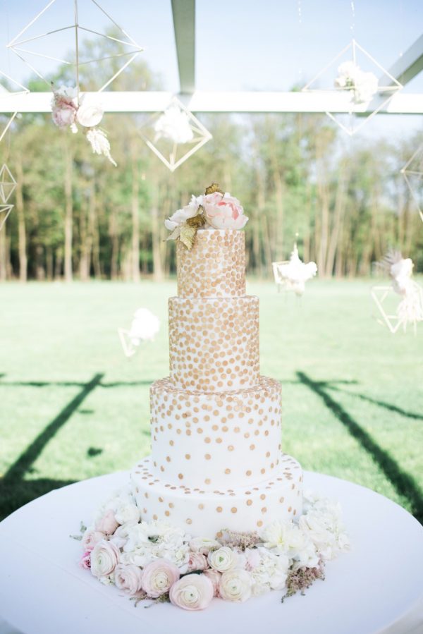 15 Creative Wedding Cake Table Backdrops