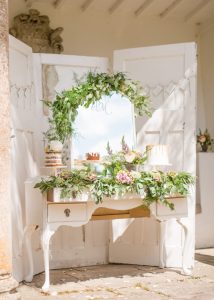 15 Creative Wedding Cake Table Backdrops Ruffled - photo by http://www.weddingbelles.co.uk/ - http://ruffledblog.com/english-countryside-wedding-inspiration/