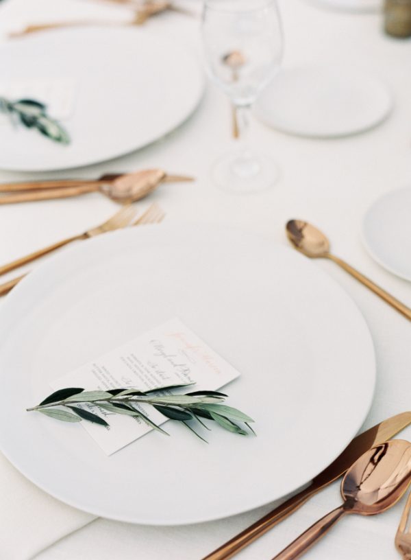 Elegant wedding place settings by @theweddingomd