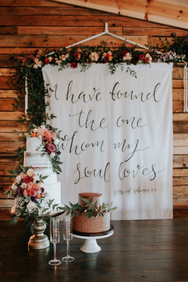 15 Creative Wedding Cake Table Backdrops