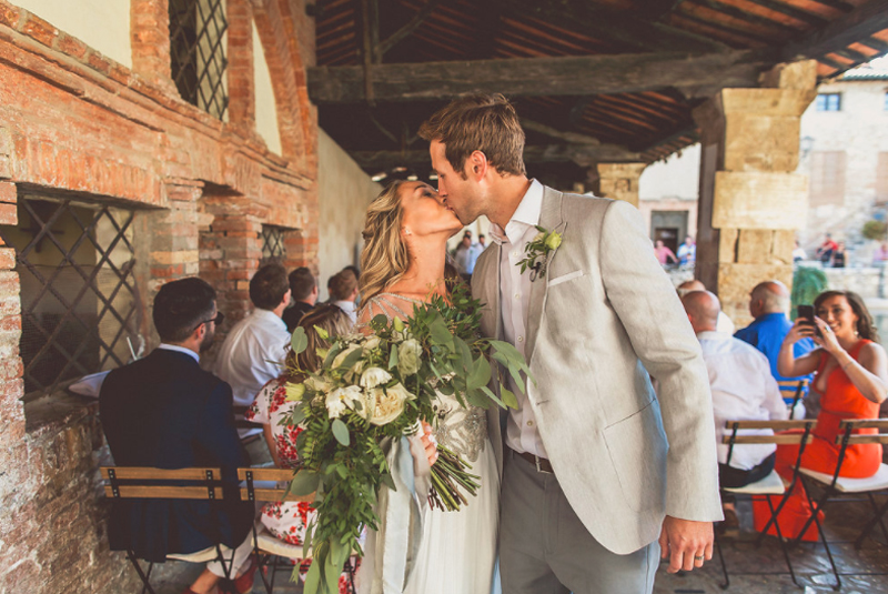 bride and groom the kiss natural organic bouquet anna campbell wedding dress