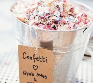 ways to present confetti at wedding ceremony