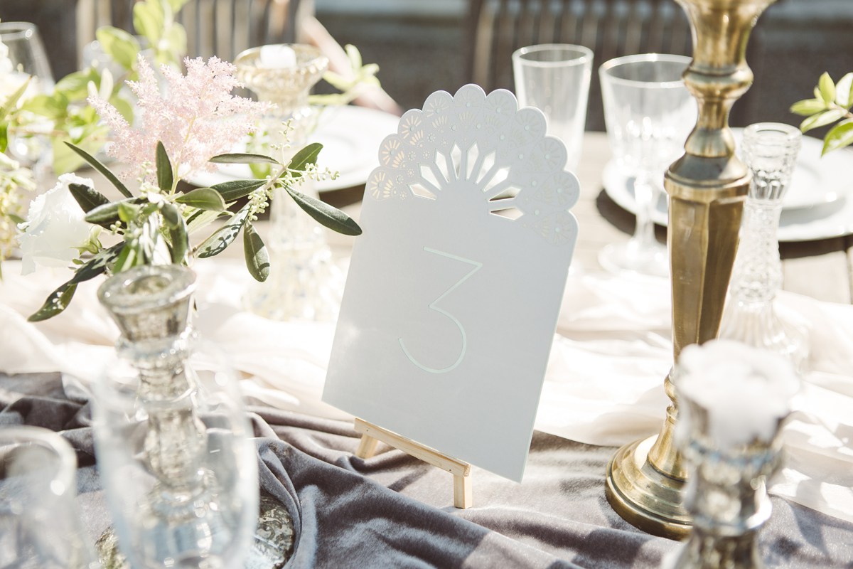 table numbers on mini easels french wedding ideas