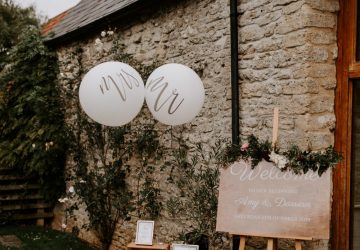 welcome wedding sign with balloons