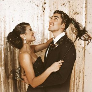 featured image Ruffled - photo by http://www.hazelwoodphotoblog.com/ - http://ruffledblog.com/black-and-gold-new-years-eve-wedding