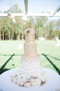 15 Creative Wedding Cake Table Backdrops weddingchicks.com - rossellaputino.it:it:home