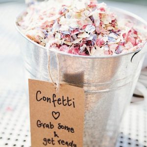 ways to present confetti at wedding ceremony