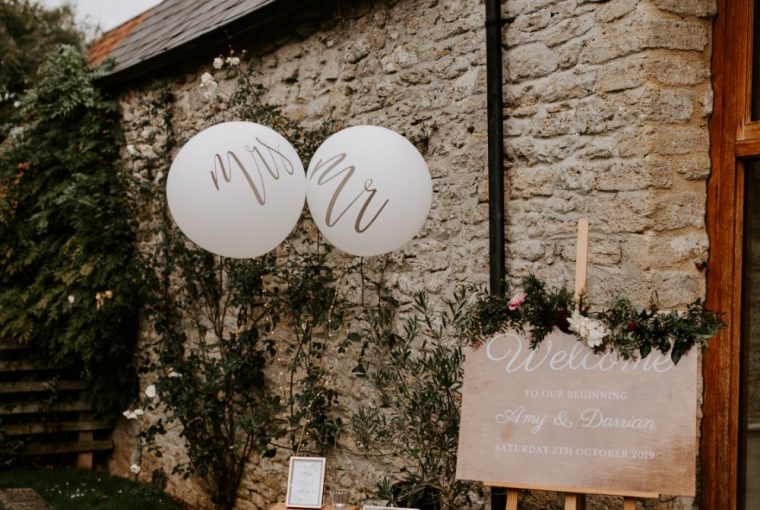 welcome wedding sign with balloons
