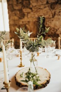 rustic-weddings-tree-slices-for-weddings